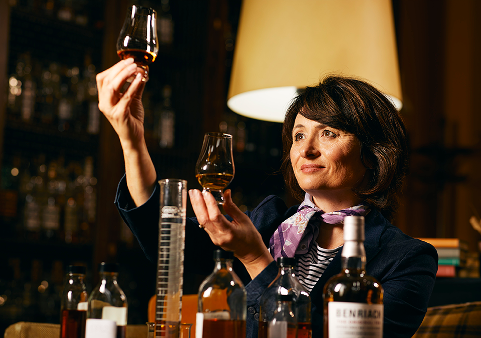 kim jest master distiller i jakie są jego zadania, na zdjęciu dr Rachel Barrie, master distiller destylarni Benriach