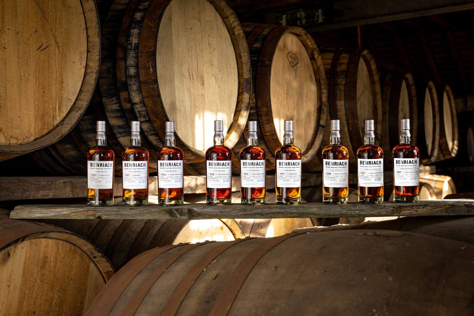 Ile czasu whisky dojrzewa w beczkach i jaki to ma wpływ na jej finalny smak oraz kolor?